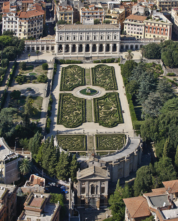 Villa Albani e il suo giardino, tra i più celebrati del Grand Tour: fu costruita entro il 1758 per il cardinale Alessandro Albani, nipote di Clemente XI